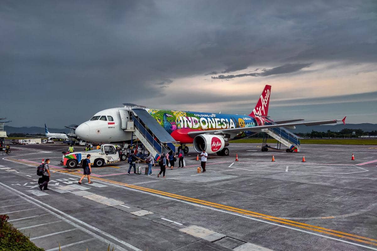 Apa Perbedaan Pesawat Hybrid Carrier dan Low Cost Carrier?