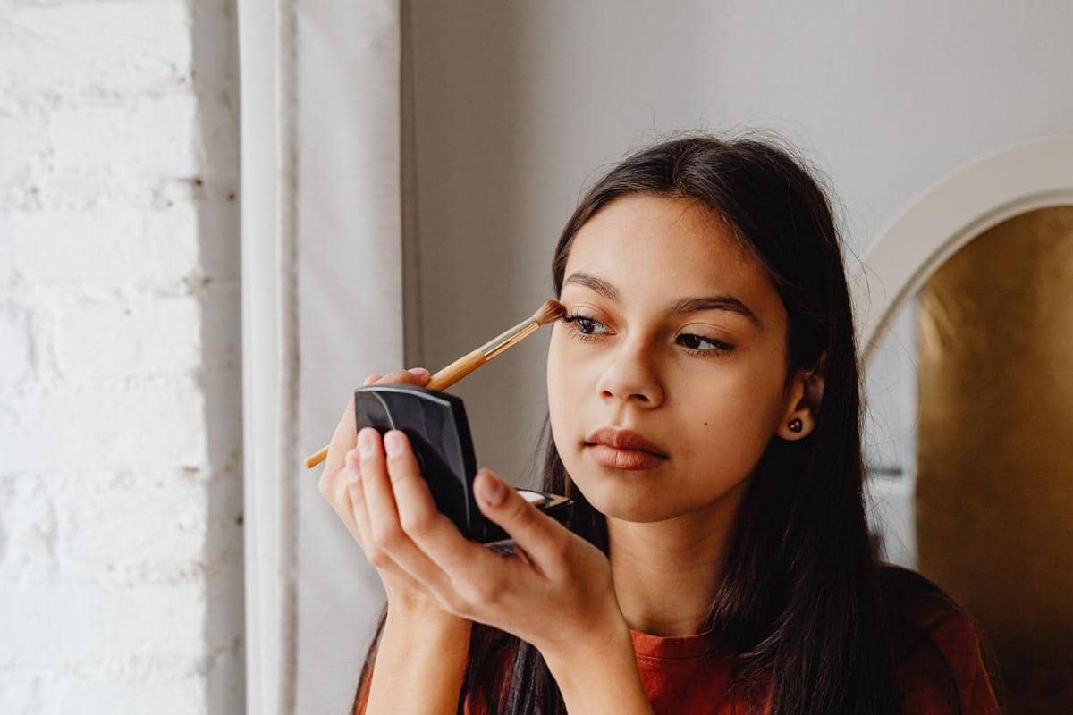 mengaplikasikan eyeshadow dengan teliti