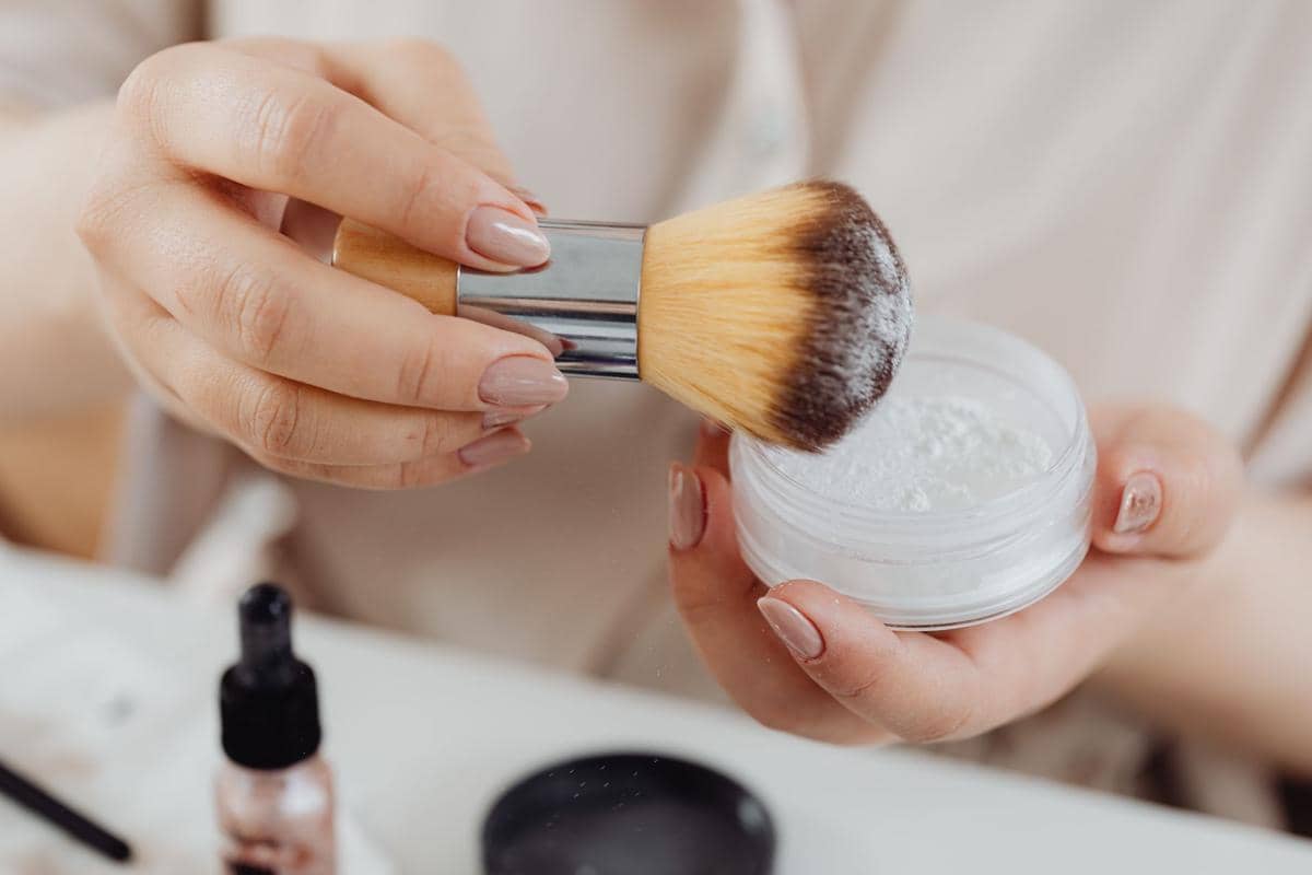 menggunakan loose powder pada wajah