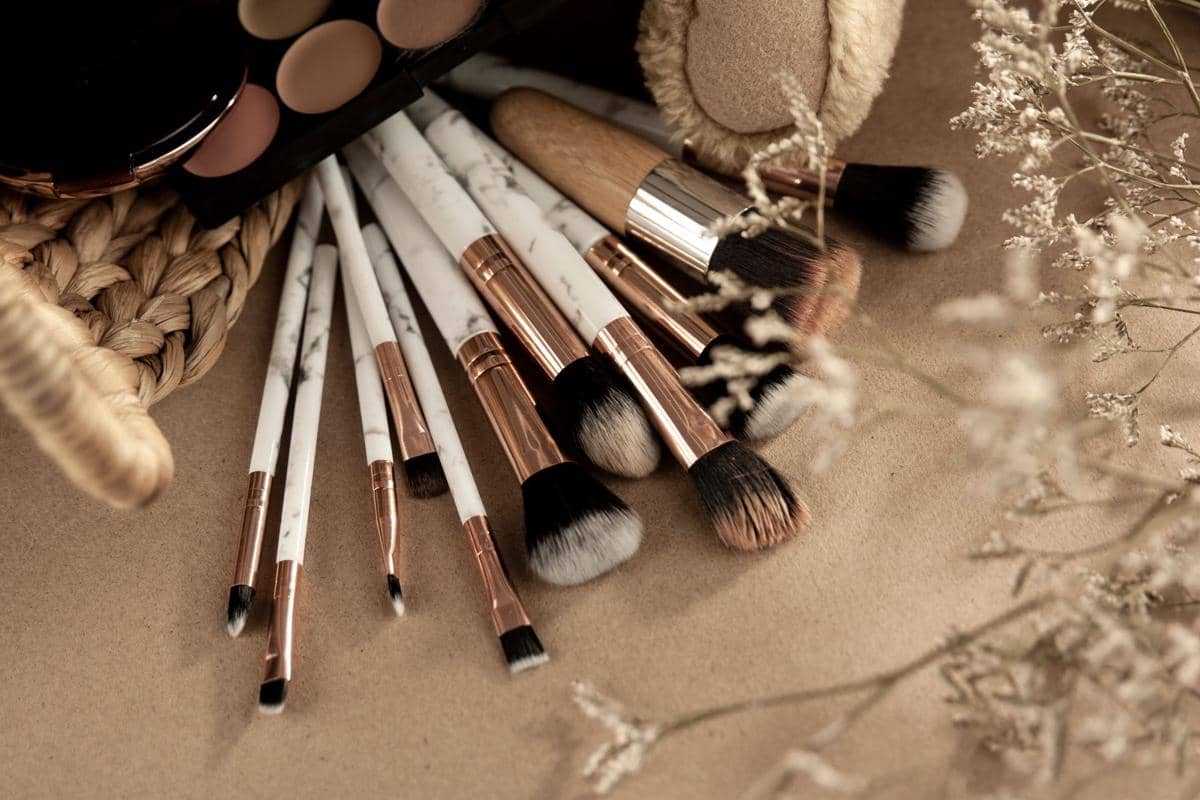 kumpulan kuas makeup yang bersih