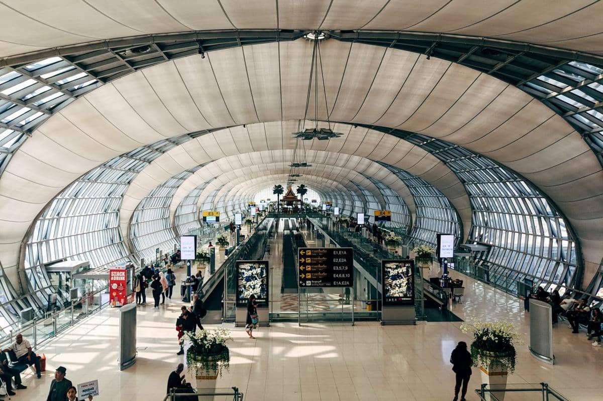 Aula terminal utama Bandara Suvarnabhumi, Thailand.