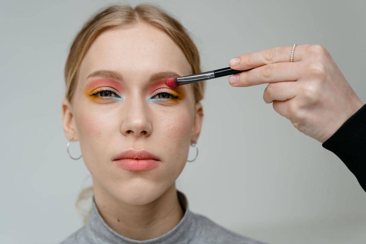 6 Cara Membersihkan Fallout Eyeshadow Tanpa Merusak Base Makeup