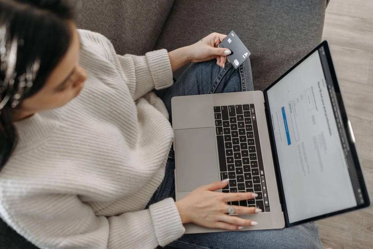 ilustrasi membeli tiket pesawat online