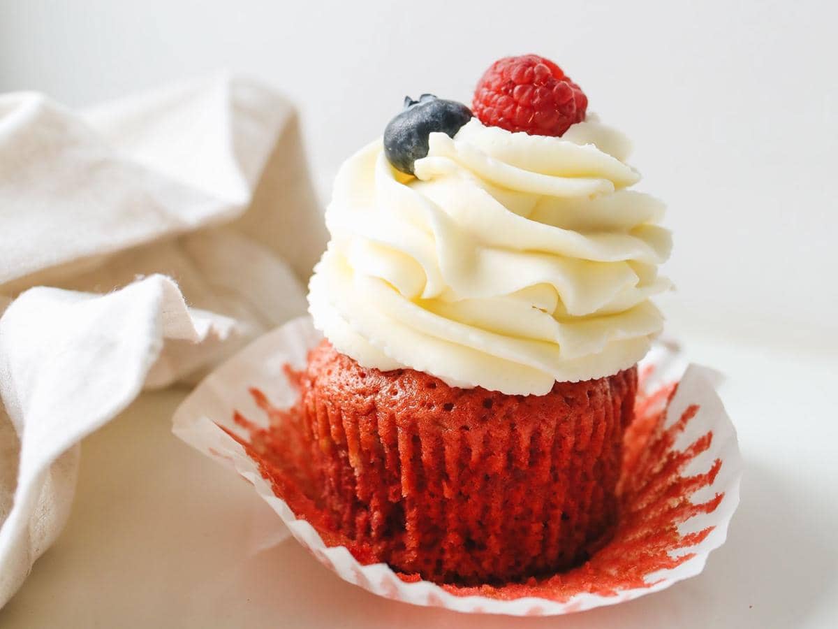 8 Elemen Dekorasi Warna Putih untuk Kue Bertema Kemerdekaan