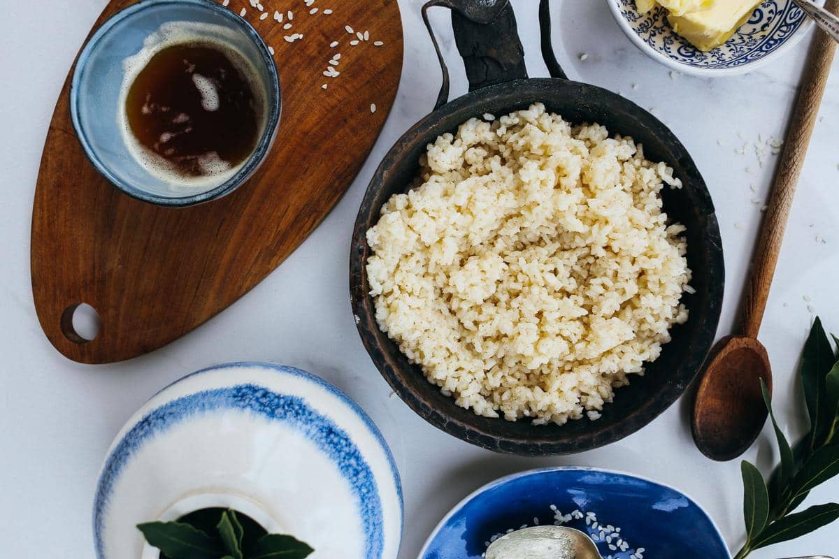 Aneka bahan masakan segar tersusun di atas meja dapur sebagai ilustrasi persiapan memasak sehari-hari.