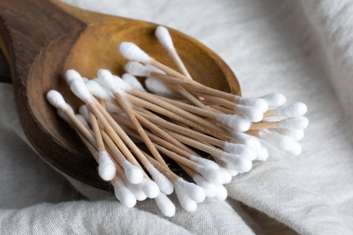 cotton bud di wadah kayu