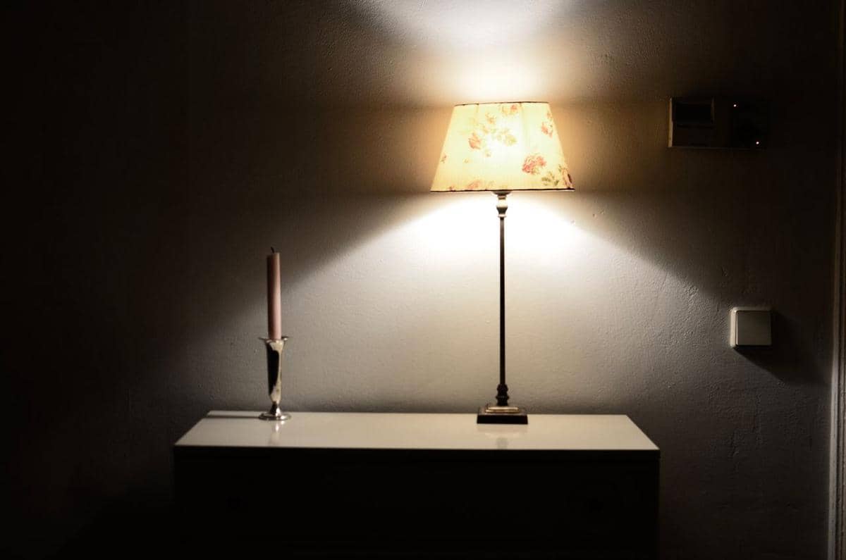 lampu tidur diatas meja