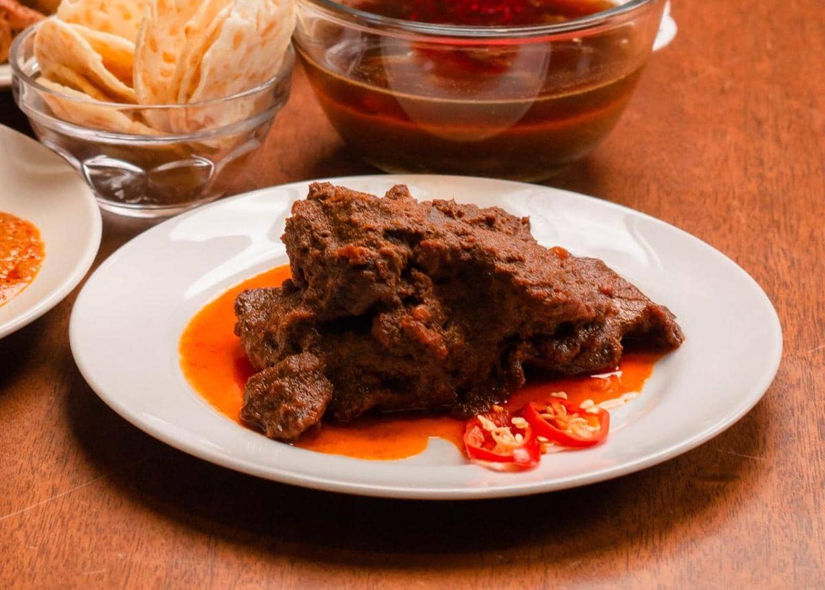 ilustrasi rendang daging dan kentang