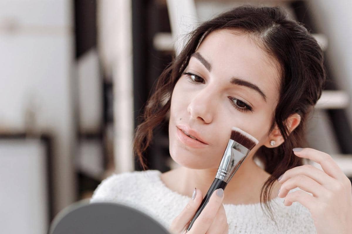 menambahan concealer pada wajah