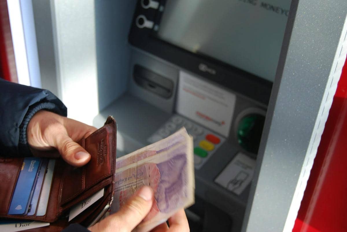 ilustrasi mesin ATM, tarik tunai, uang cash