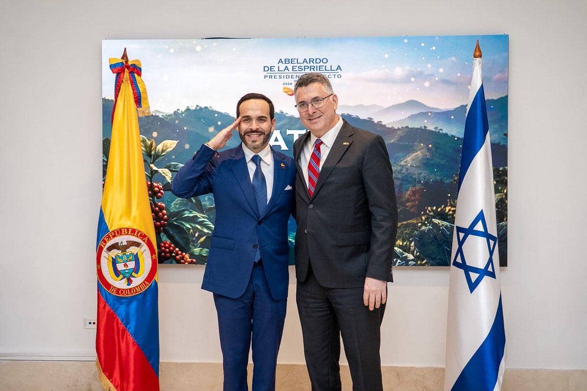 Presiden Kolombia yang baru, Abelardo de la Espriella (kiri) sedang bertemu dengan Menteri Luar Negeri Israel, Gideon Sa'ar (kanan).