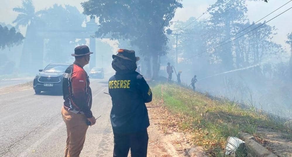 Jalinsum Indralaya Diselimuti Asap Karhutla, Jarak Pandang 30 Meter
