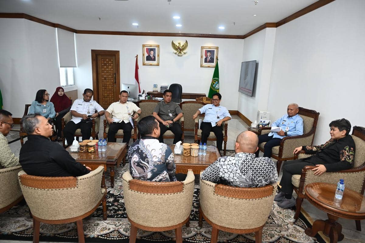 Wakil Gubernur Sumut Surya berbincang dengan Direktur Utama Inalum Meli Sarnita dalam pertemuan resmi