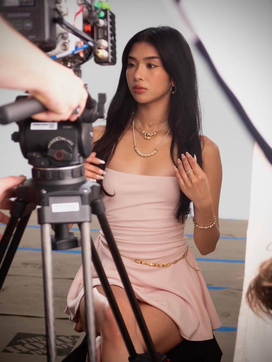 Potret Sophia dari KATSEYE dalam unggahan akun Instagram @sophia_laforteza, dengan fokus pada sosoknya.