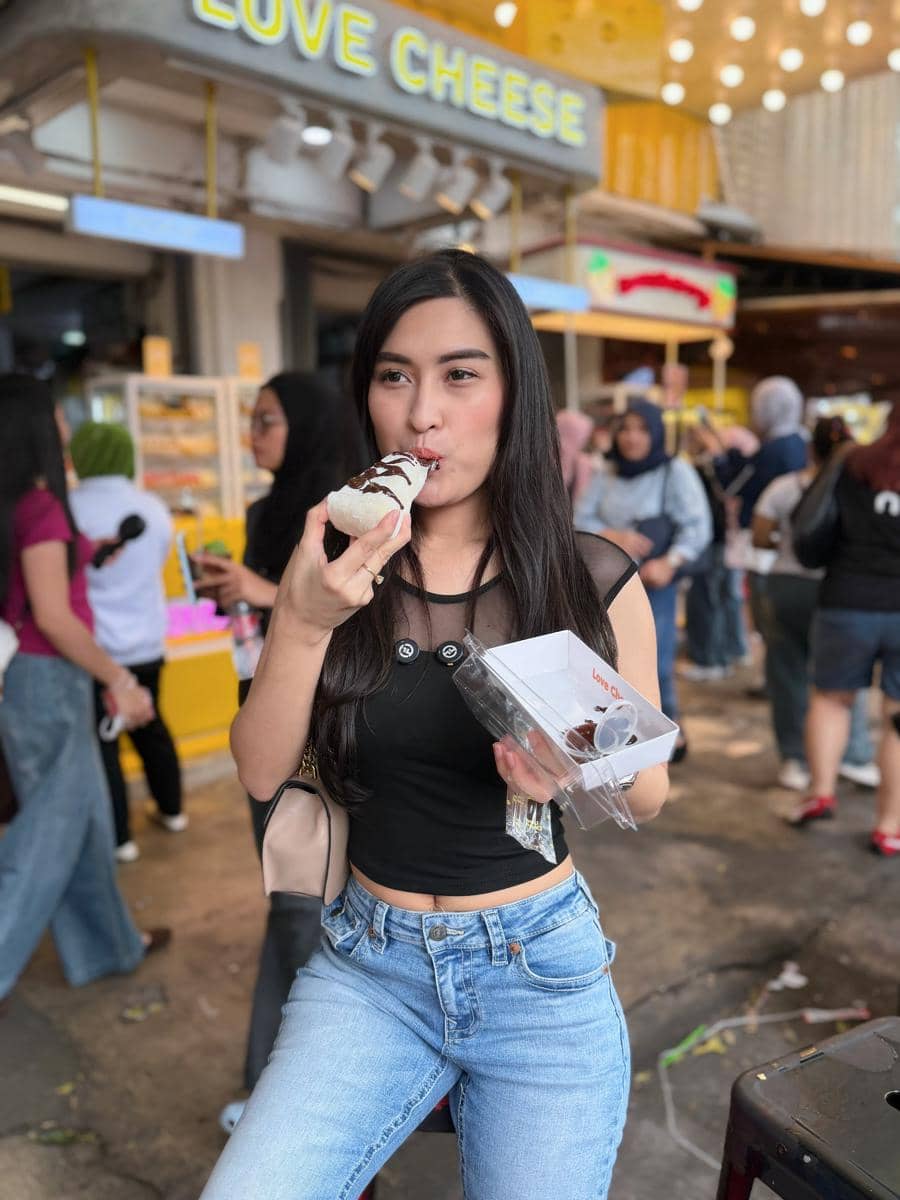 Angbeen Rishi kulineran di Blok M