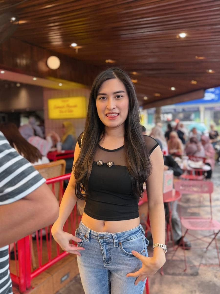 Angbeen Rishi kulineran di Blok M