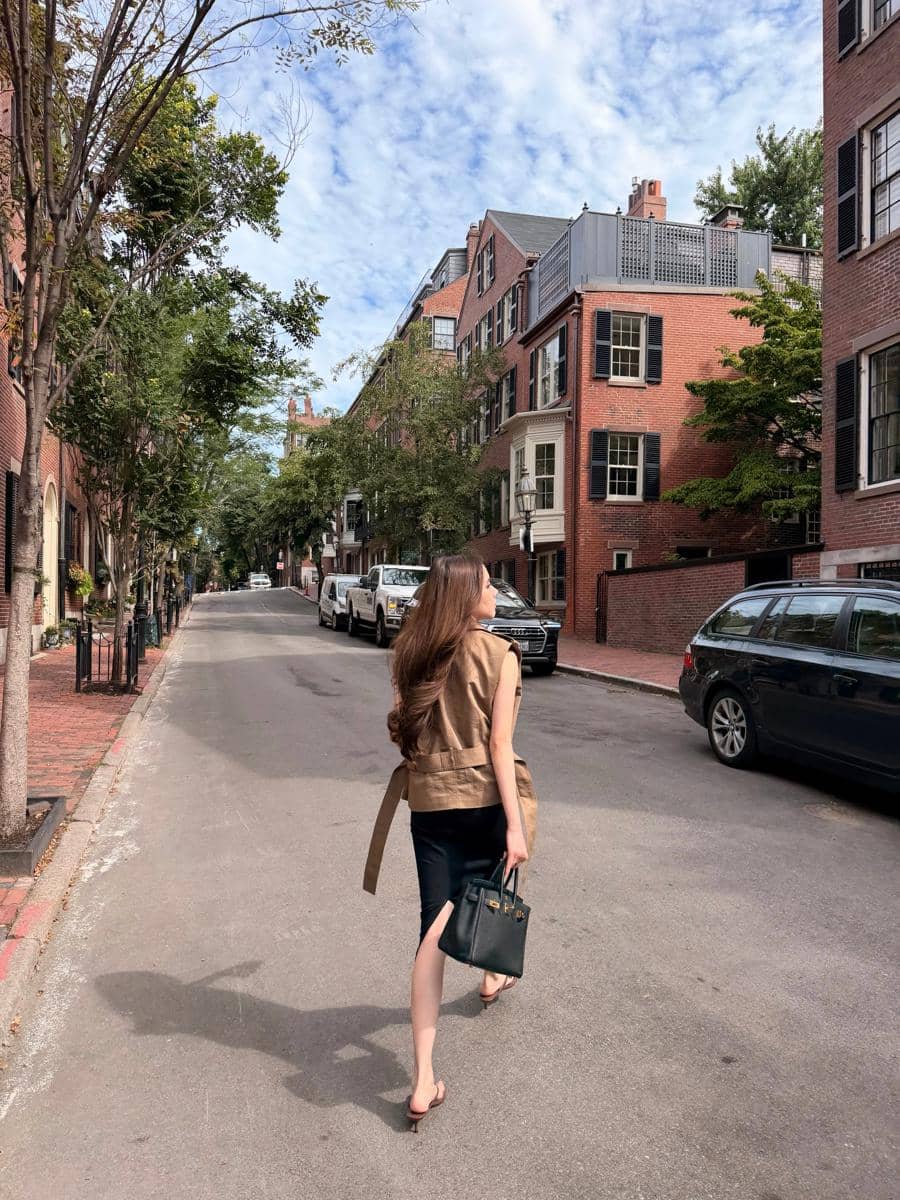 Agatha Chelsea jalan-jalan di kawasan Beacon Hill