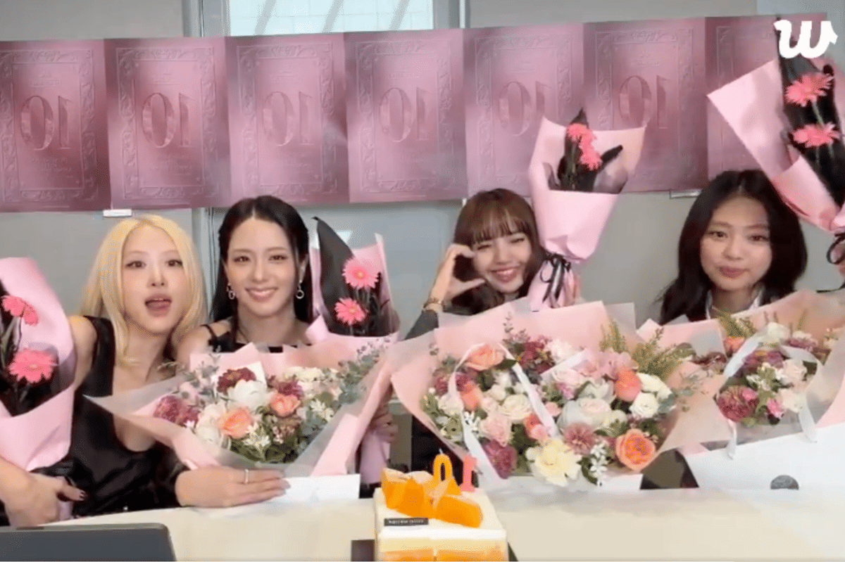 Tangkapan layar grup K-pop BLACKPINK dalam siaran langsung Weverse Live, sebagaimana tercantum dalam dokumentasi resmi.