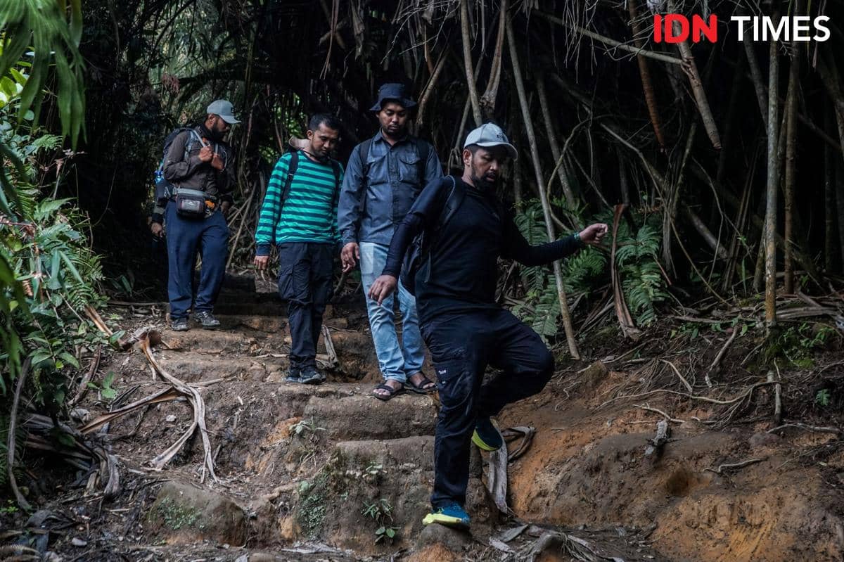 Pendakian Gunung Sibayak sebagai kegiatan menjelajahi jalur pegunungan menuju area puncak di kawasan alam terbuka.