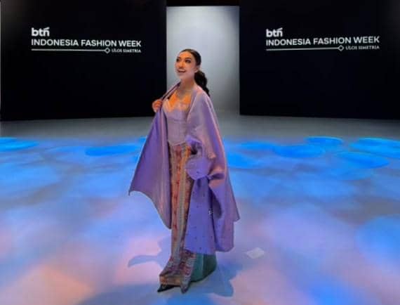 Potret Sarah Pia Desideria Pandjaitan Hadir di Indonesia Fashion Week 2026