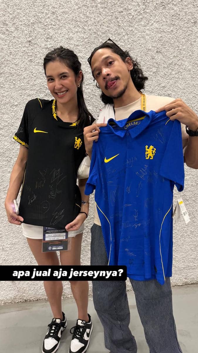 Seorang artis berpose bersama pemain AC Milan dan Chelsea saat bertemu di Jakarta dalam unggahan Instagram.
