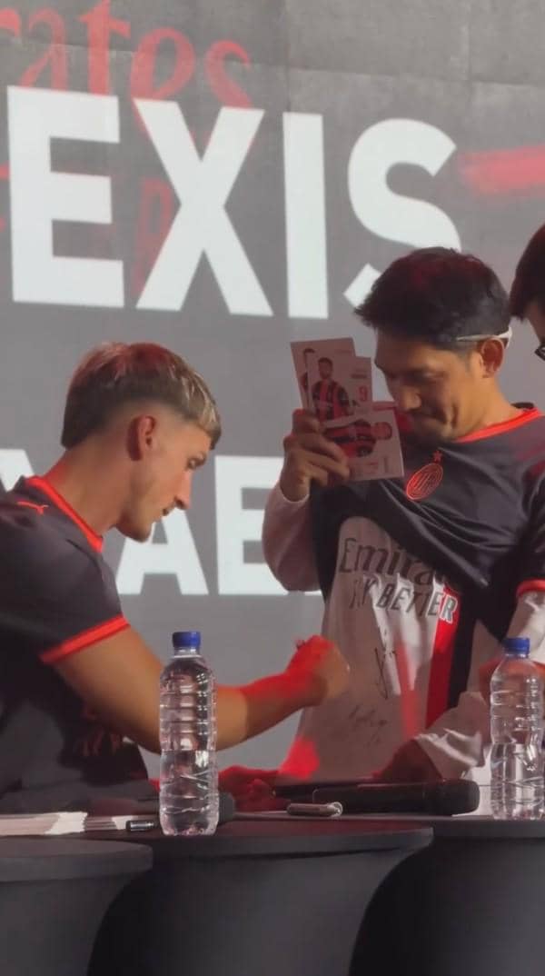 Seorang artis berpose untuk foto bersama sejumlah pemain AC Milan dan Chelsea dalam pertemuan di Jakarta.