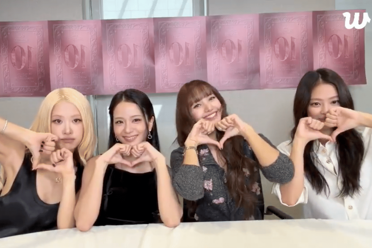 BLACKPINK tampil bersama dalam siaran langsung Weverse Live, mengenakan busana kasual di depan kamera.