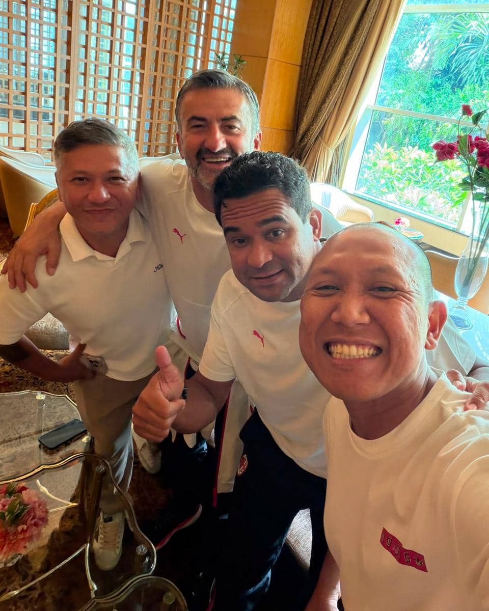 Seorang artis berpose bersama pemain AC Milan dan Chelsea saat bertemu di Jakarta dalam sebuah acara.
