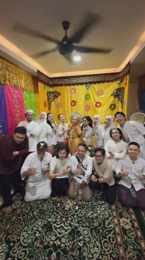 Aulion dan Pila menjalani malam Kolontigi sebagai rangkaian adat menjelang pernikahan mereka.