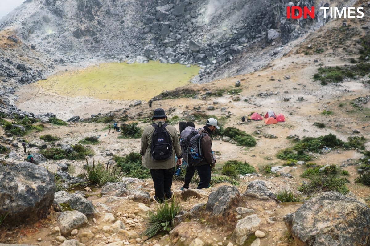 Kawah Gunung Sibayak di kawasan pegunungan, salah satu bentang alam vulkanik yang menjadi ciri gunung berapi ini.