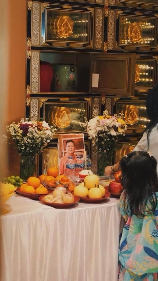 Sarwendah mengenang satu tahun kepergian ayahnya lewat unggahan di akun Instagram miliknya, @sarwendah29.