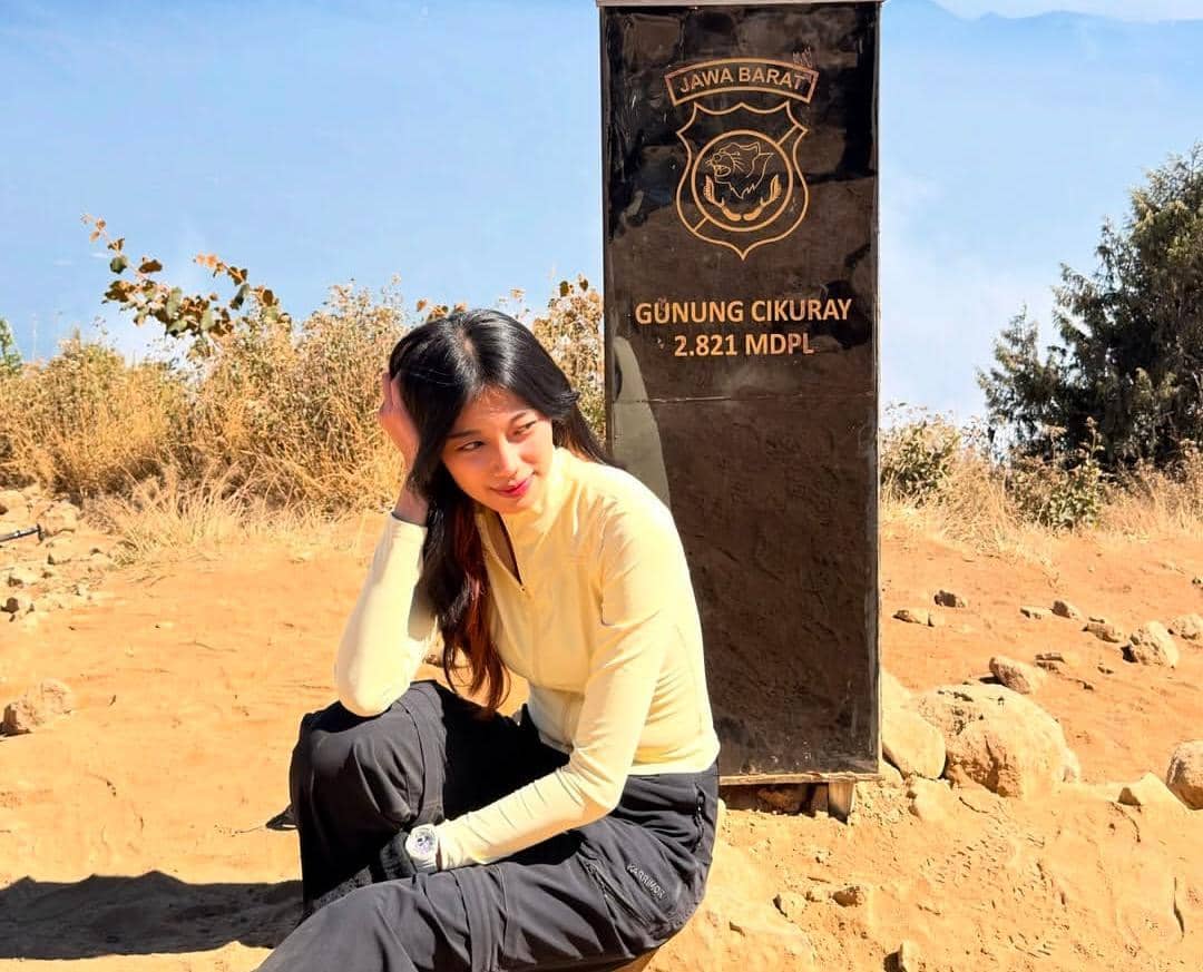 potret Desy Genoveva eks JKT 48 mendaki Gunung Cikuray