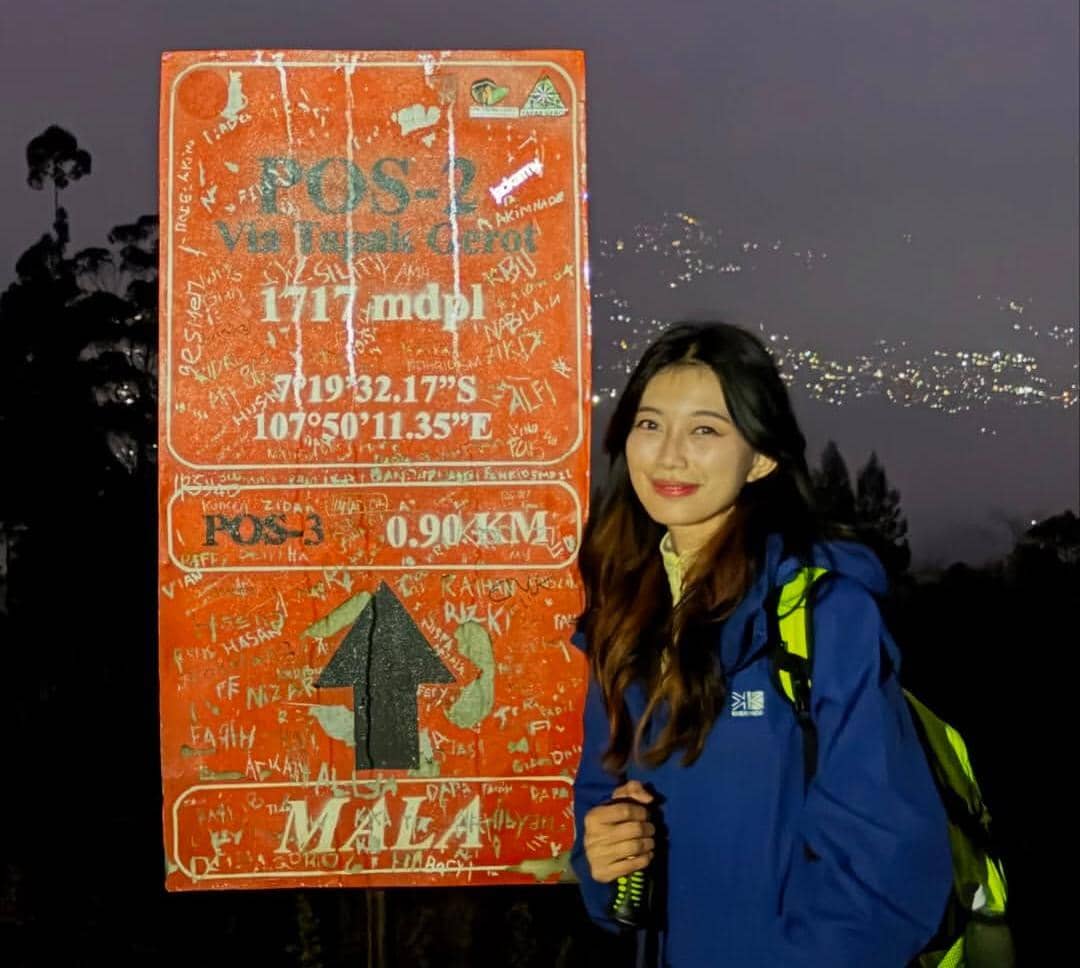 potret Desy Genoveva eks JKT 48 mendaki Gunung Cikuray