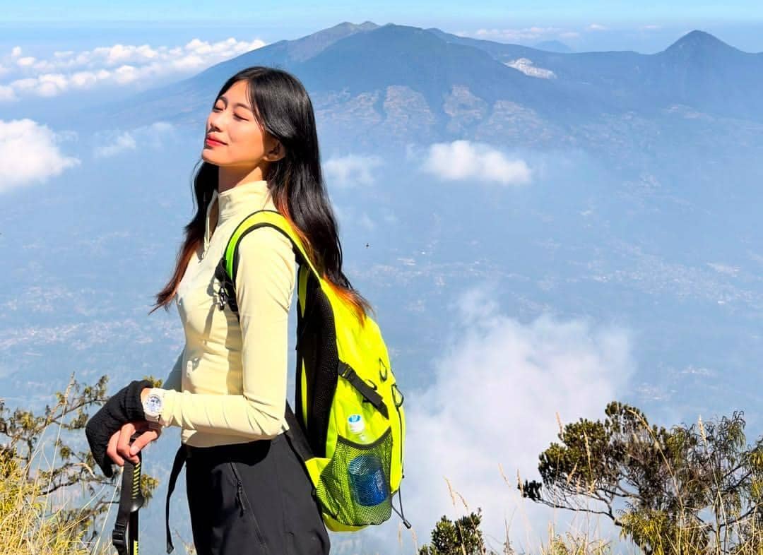 potret Desy Genoveva eks JKT 48 mendaki Gunung Cikuray