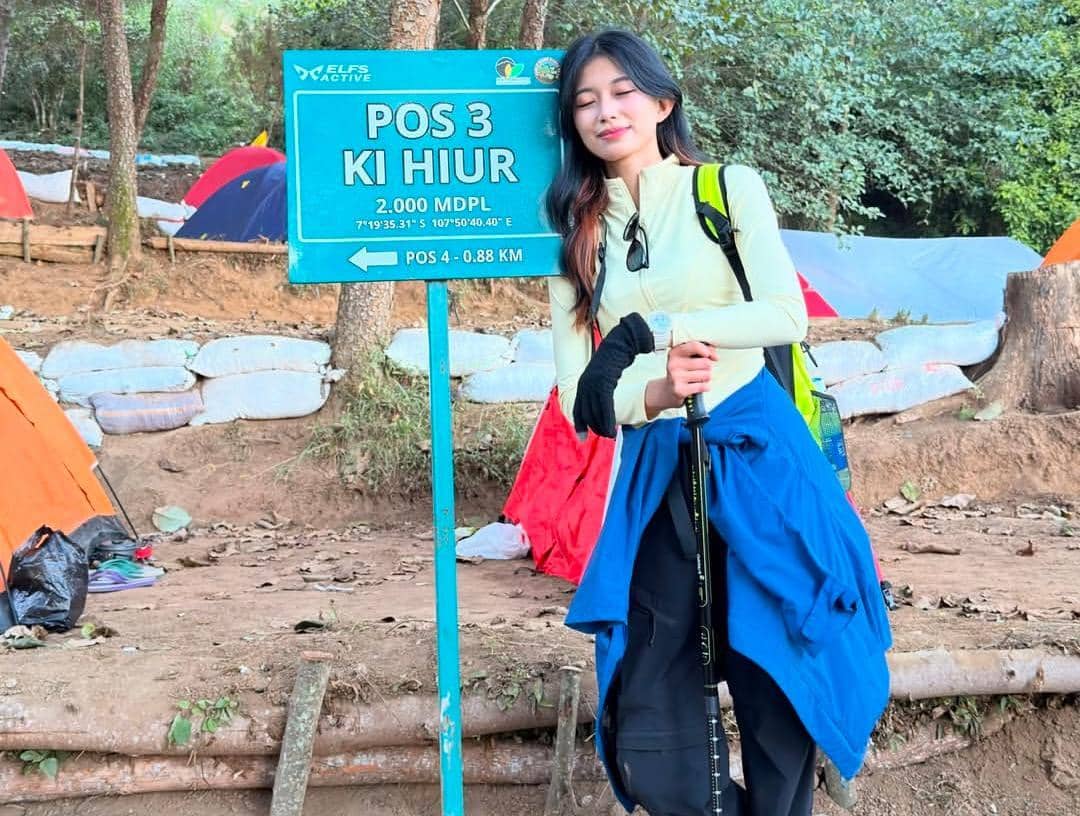 potret Desy Genoveva eks JKT 48 mendaki Gunung Cikuray