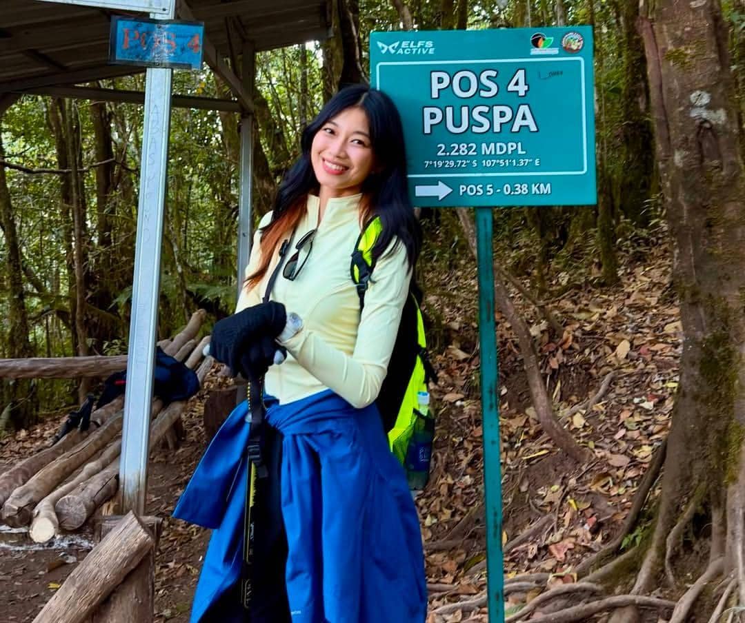 potret Desy Genoveva eks JKT 48 mendaki Gunung Cikuray