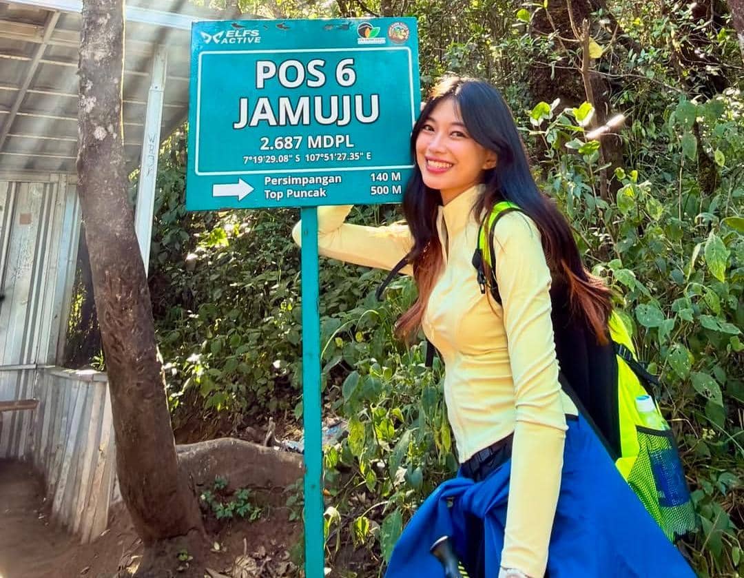 potret Desy Genoveva eks JKT 48 mendaki Gunung Cikuray