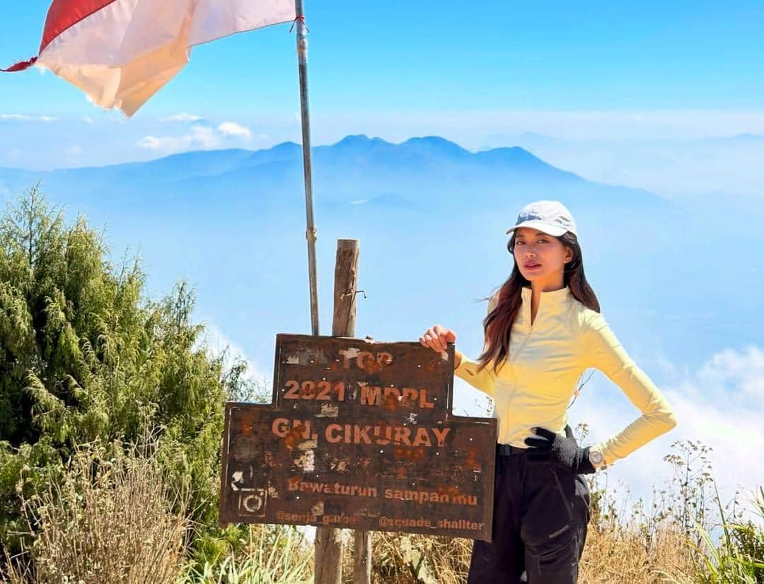 potret Desy Genoveva eks JKT 48 mendaki Gunung Cikuray
