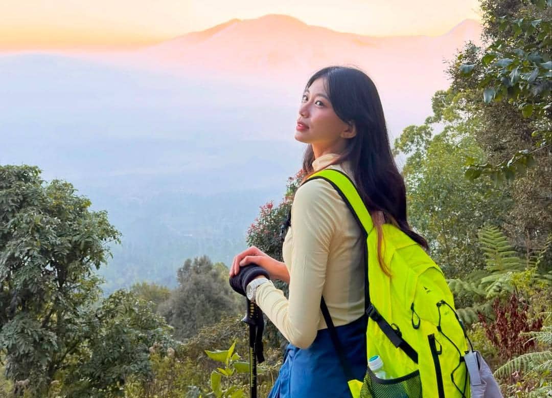potret Desy Genoveva eks JKT 48 mendaki Gunung Cikuray