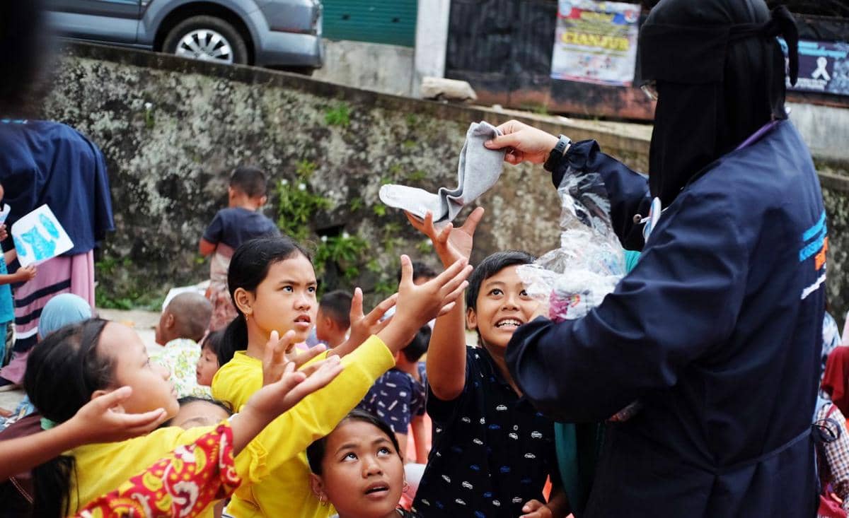 memberikan bantuan