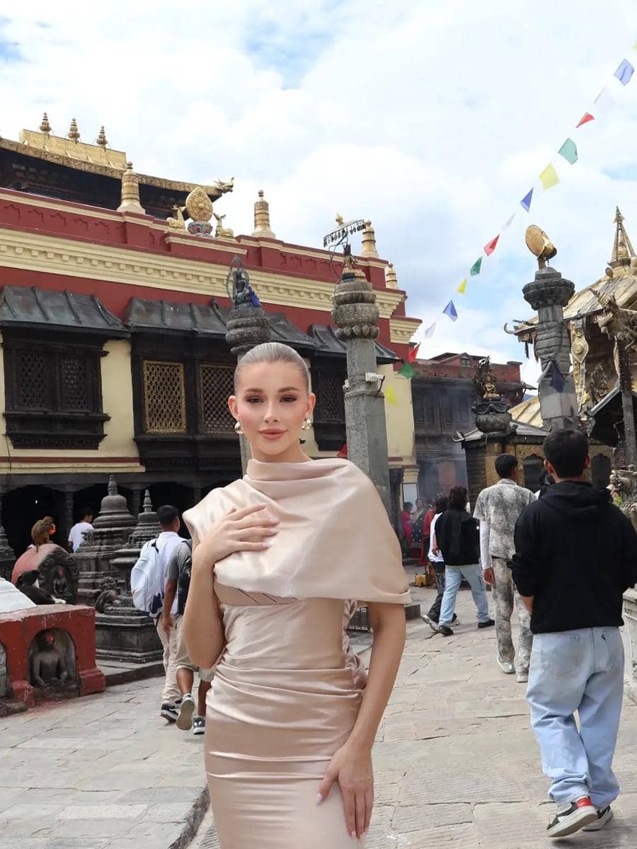 Potret Miss Cosmo 2026 Yolina Lindquist Bertugas ke Nepal
