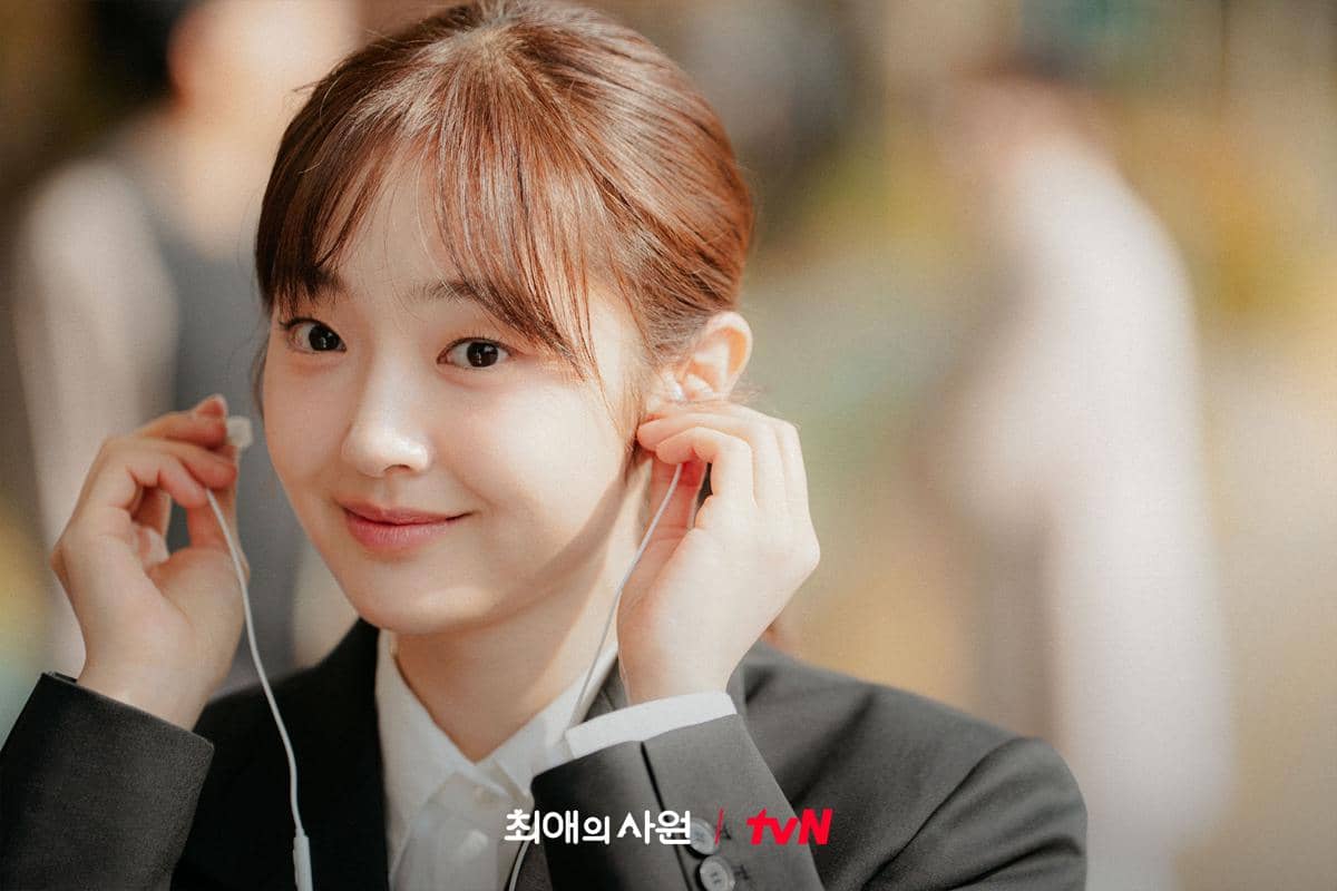 Cuplikan drama My Bias, My Boss yang dibagikan akun CJnDrama di platform X, menampilkan adegan dari serial tersebut.