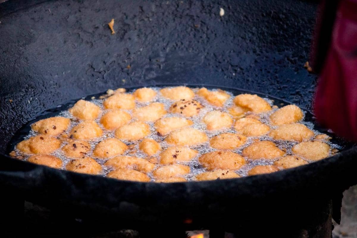 ilustrasi menggoreng tahu popcorn