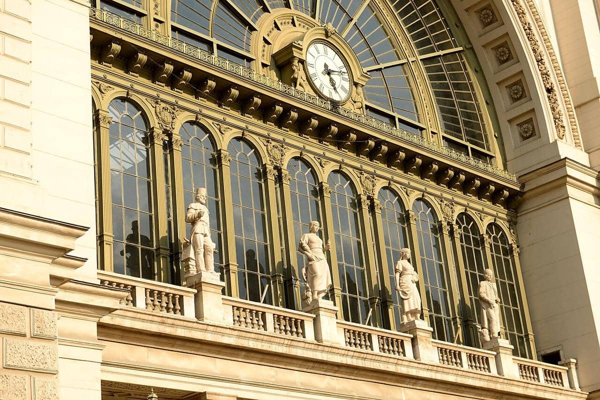 Fasad berornamen dari Stasiun Budapest Keleti.
