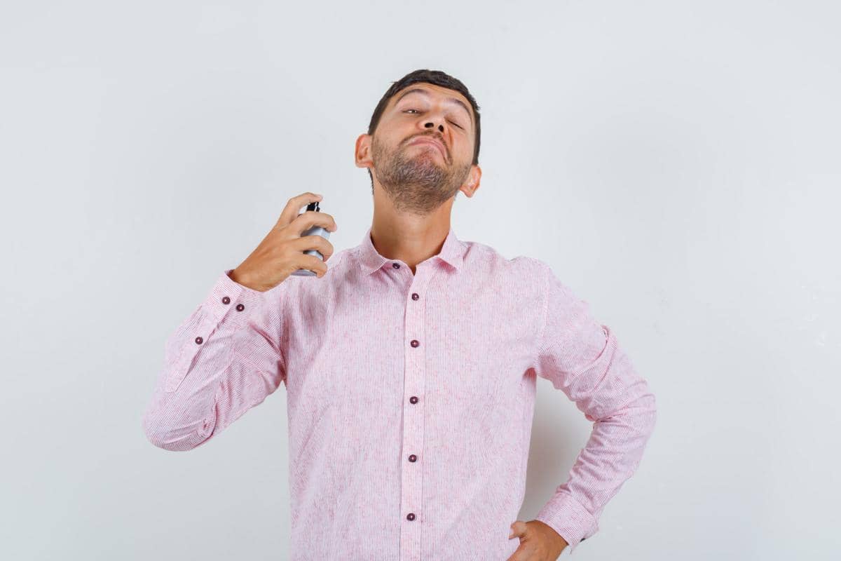 Kenapa Parfum Sebaiknya Tidak Disemprotkan ke Pakaian?