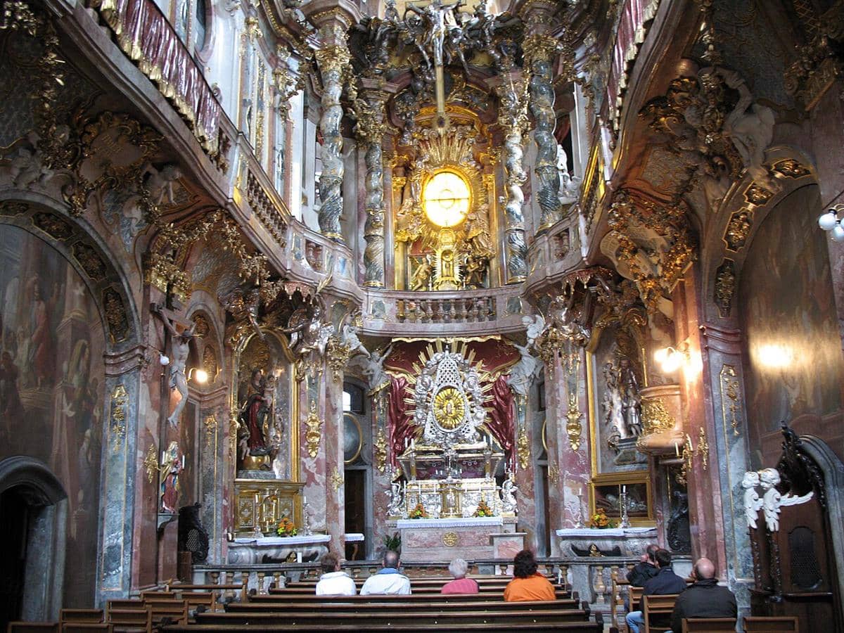 potret interior Asamkirche dengan ornamen dekorasinya yang menakjubkan