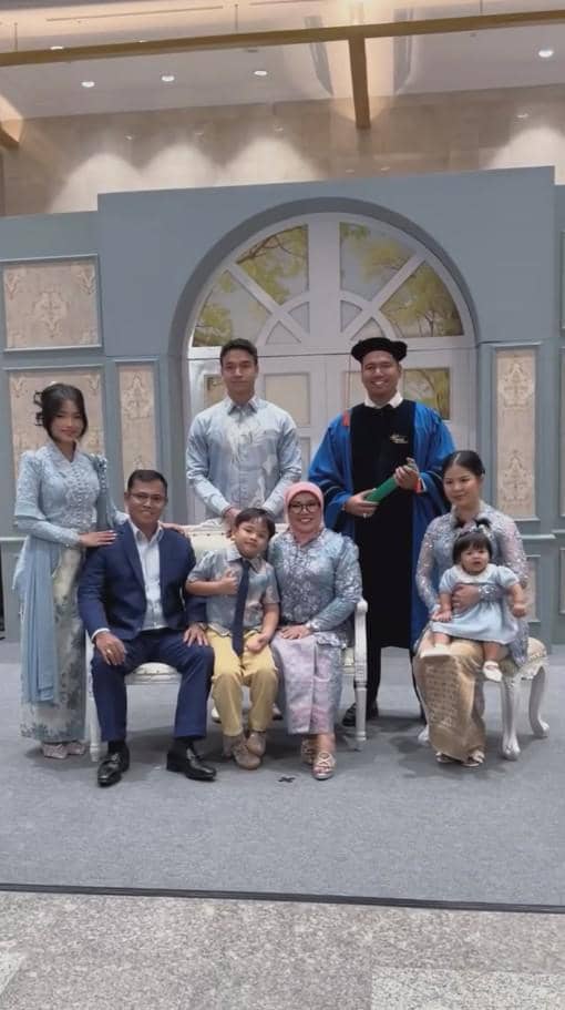 Frans Faisal Wisuda S2 (instagram.com/dewizuhriati)