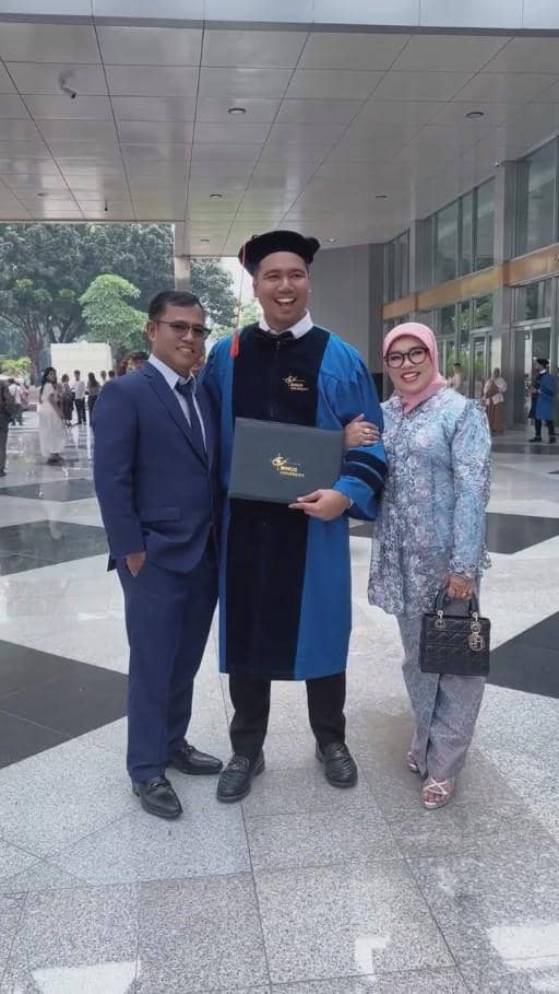 Frans Faisal Wisuda S2 (instagram.com/dewizuhriati)