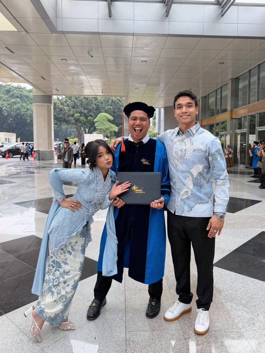 Frans Faisal Wisuda S2 (instagram.com/fadlyfsl_)
