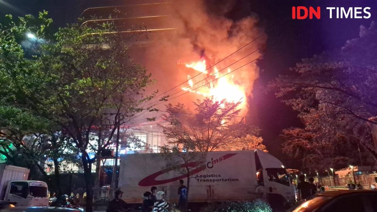 [BREAKING] Mall Nipah Makassar Kebakaran, Pegawai dan Pengunjung Panik